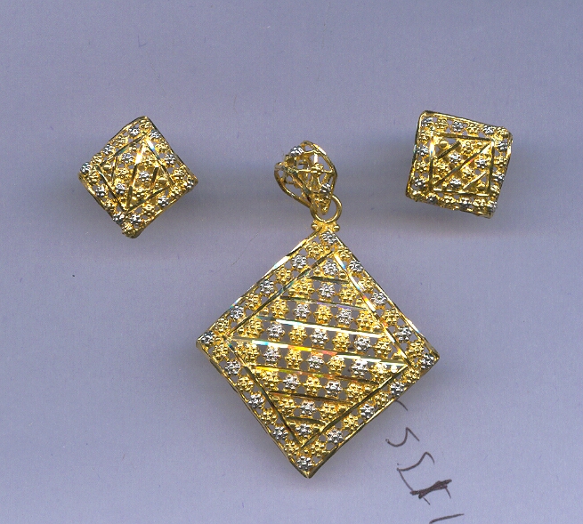 GOLD HALF SET PENDENT PLAIN FANCY