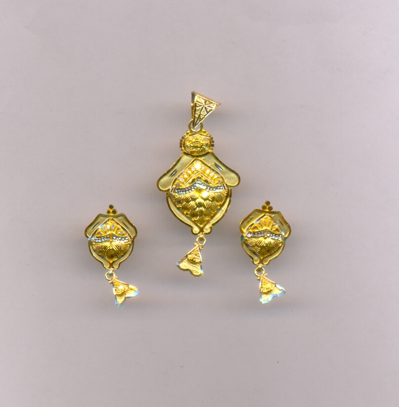 GOLD HALF SET PENDENT PLAIN FANCY