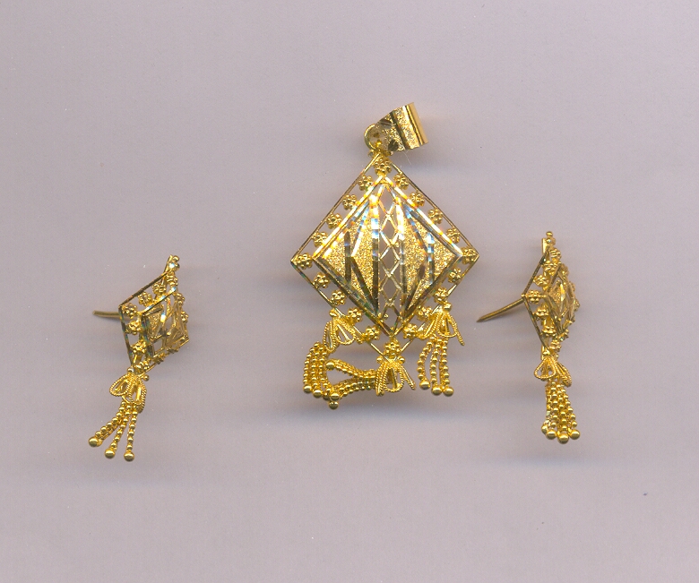 GOLD HALF SET PENDENT PLAIN FANCY