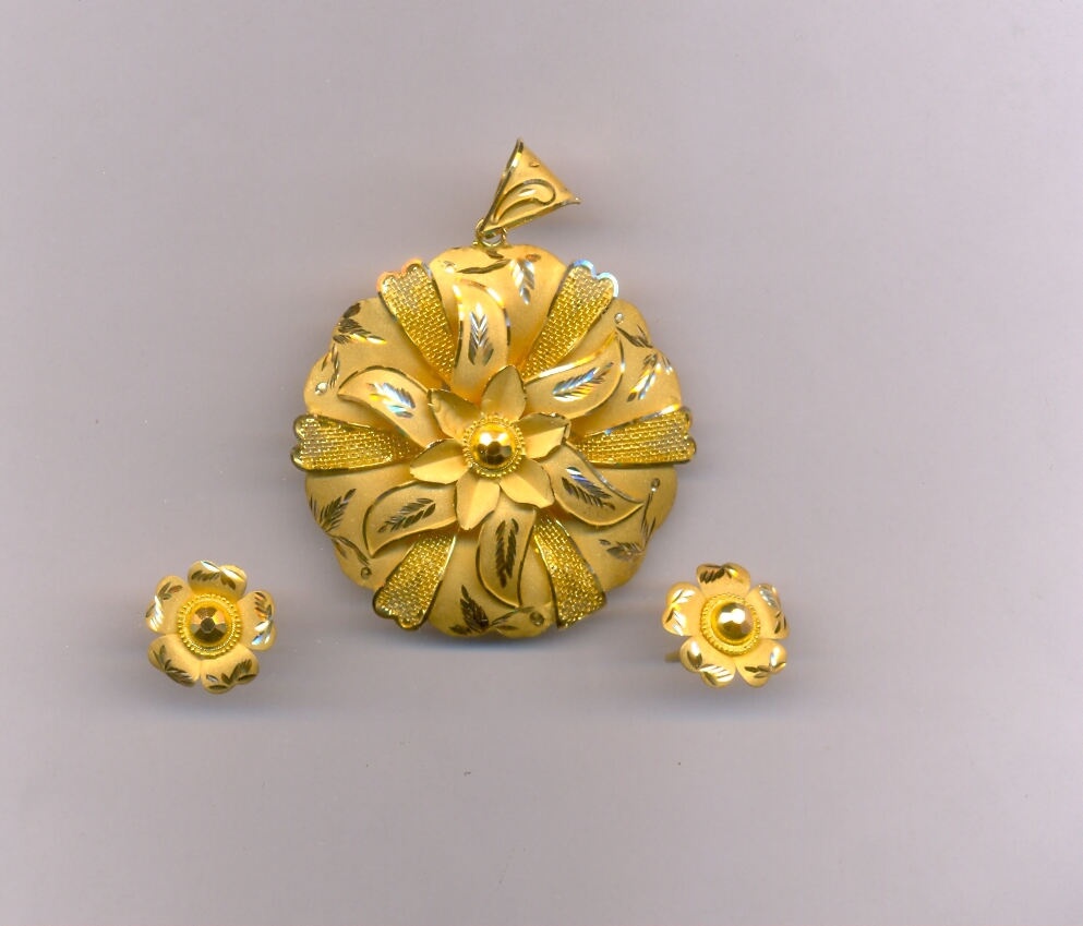 GOLD HALF SET PENDENT PLAIN FANCY
