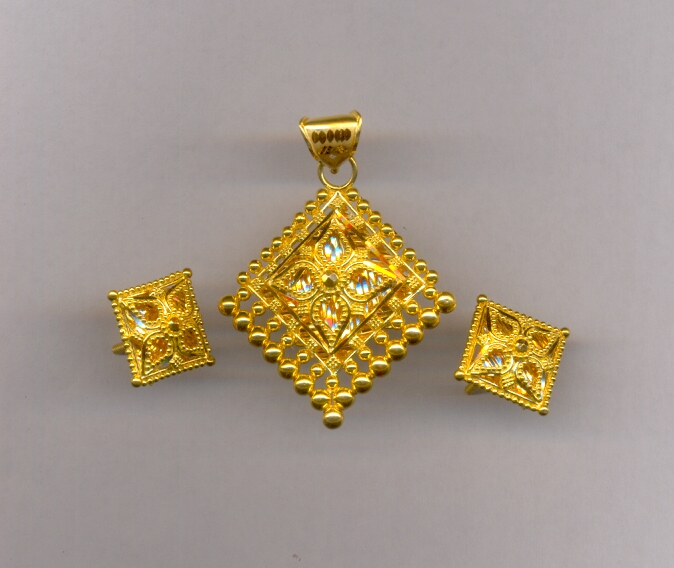 GOLD HALF SET PENDENT PLAIN FANCY