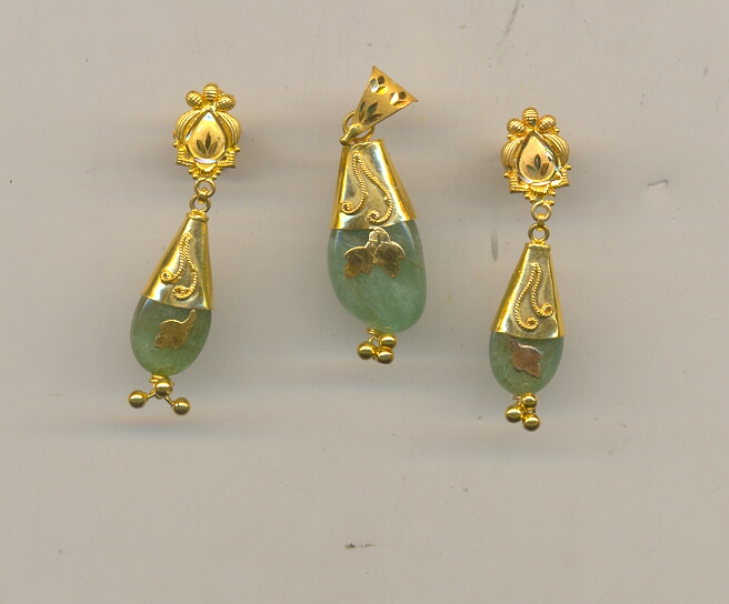GOLD HALF SET PENDENT PLAIN FANCY
