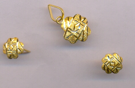 GOLD HALF SET PENDENT PLAIN FANCY