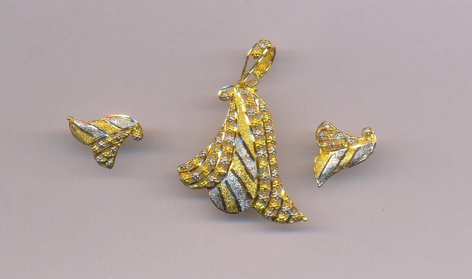 GOLD HALF SET PENDENT PLAIN FANCY