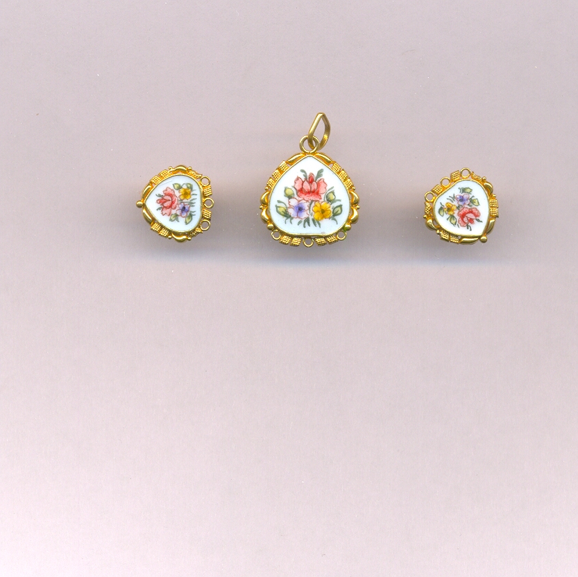 GOLD HALF SET PENDENT PLAIN FANCY