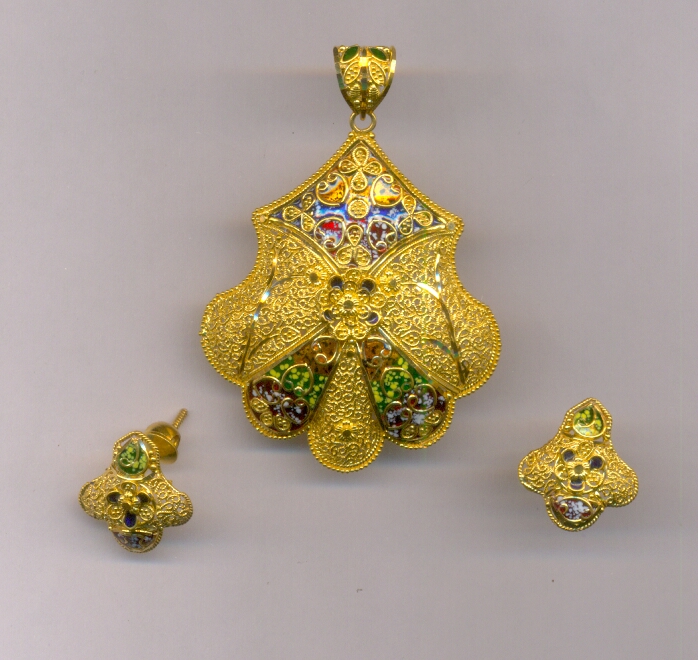 GOLD HALF SET PENDENT PLAIN FANCY