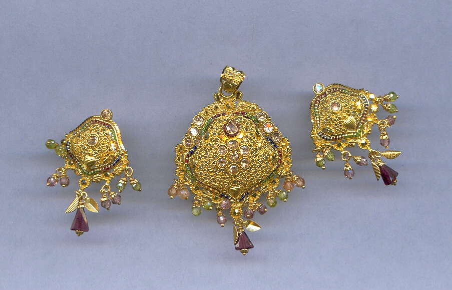 GOLD HALF SET PENDENT PLAIN FANCY