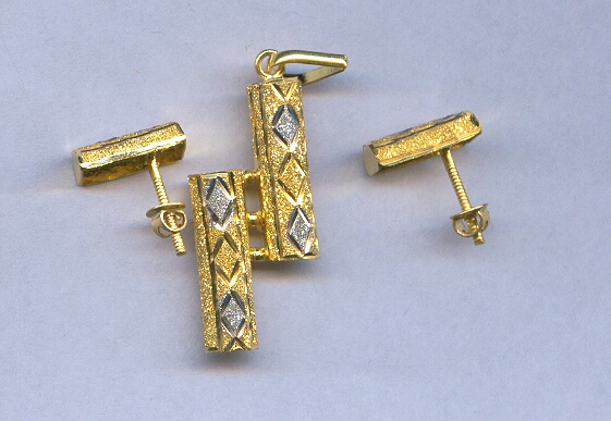 GOLD HALF SET PENDENT PLAIN FANCY