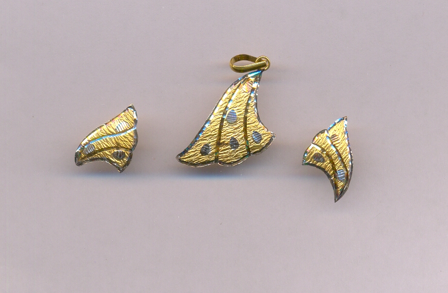 GOLD HALF SET PENDENT PLAIN FANCY