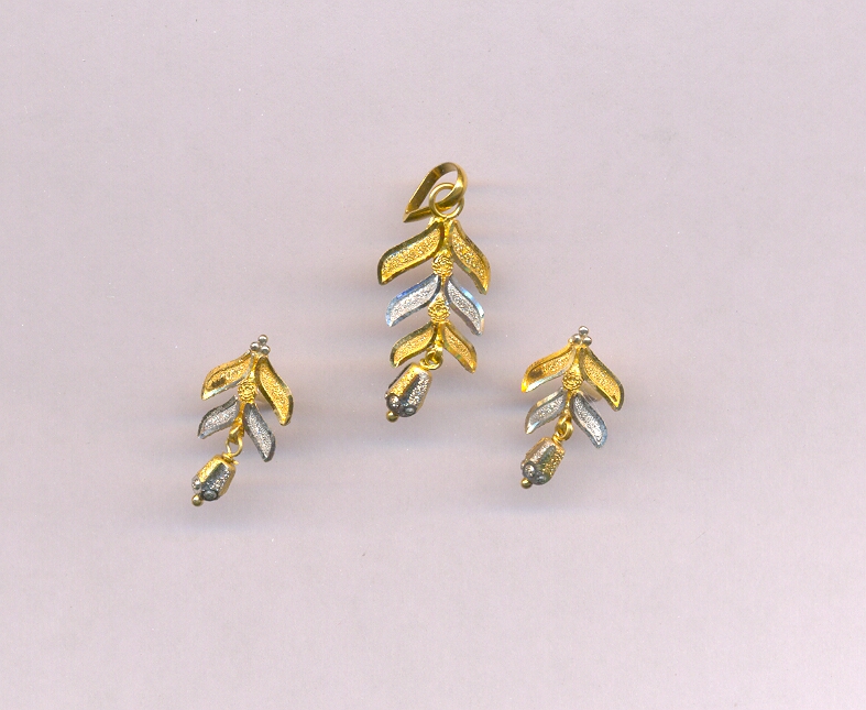 GOLD HALF SET PENDENT PLAIN FANCY