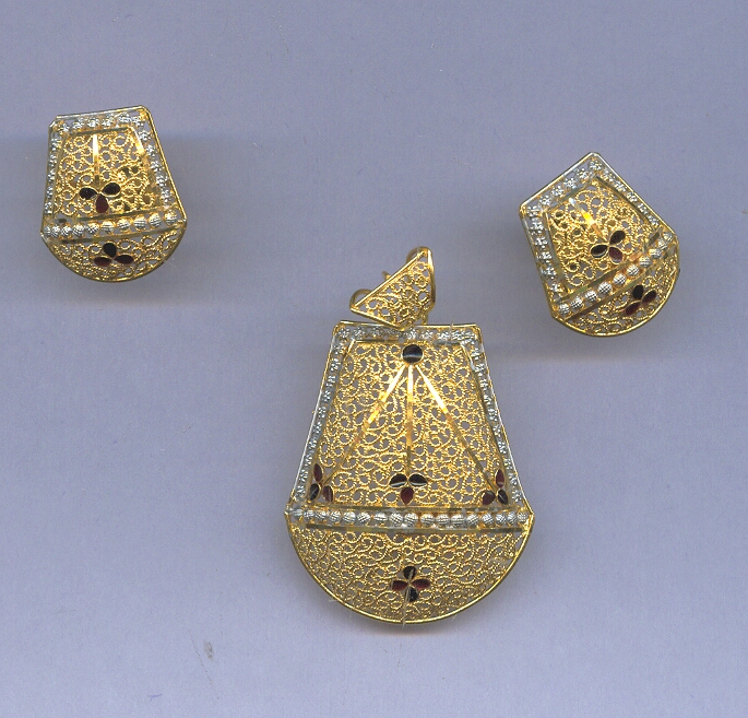GOLD HALF SET PENDENT PLAIN FANCY