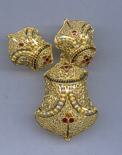 GOLD HALF SET PENDENT PLAIN FANCY
