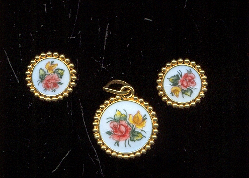 GOLD HALF SET PENDENT PLAIN FANCY