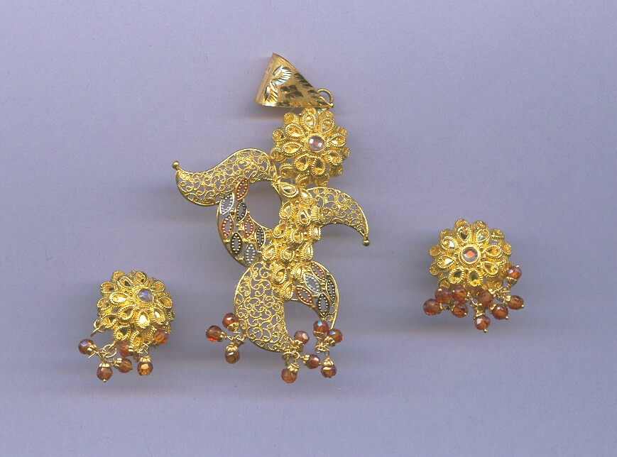 GOLD HALF SET PENDENT PLAIN FANCY