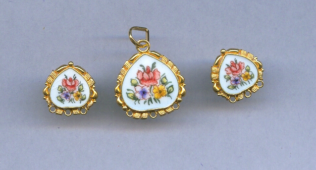 GOLD HALF SET PENDENT PLAIN FANCY
