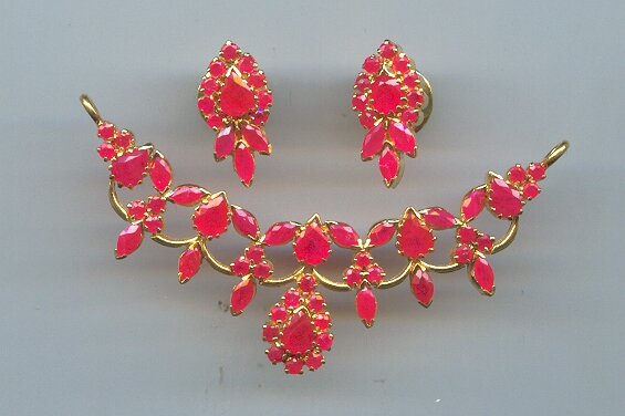 GOLD HALF SET PENDENT REALSTONE EXCLUSIVE