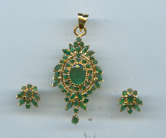 GOLD HALF SET PENDENT REALSTONE EXCLUSIVE