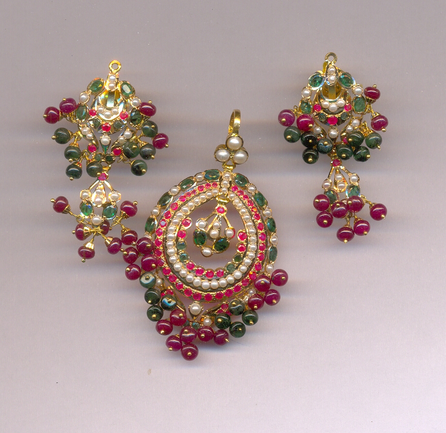 GOLD HALF SET PENDENT REALSTONE FANCY