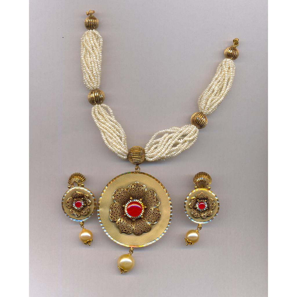 GOLD HALF SET PENDENT ANTIQUE