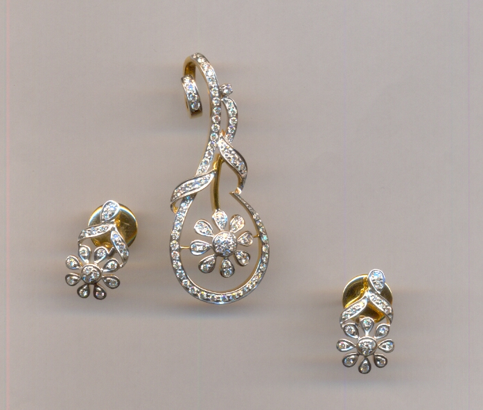 DIAMOND SET PENDENT