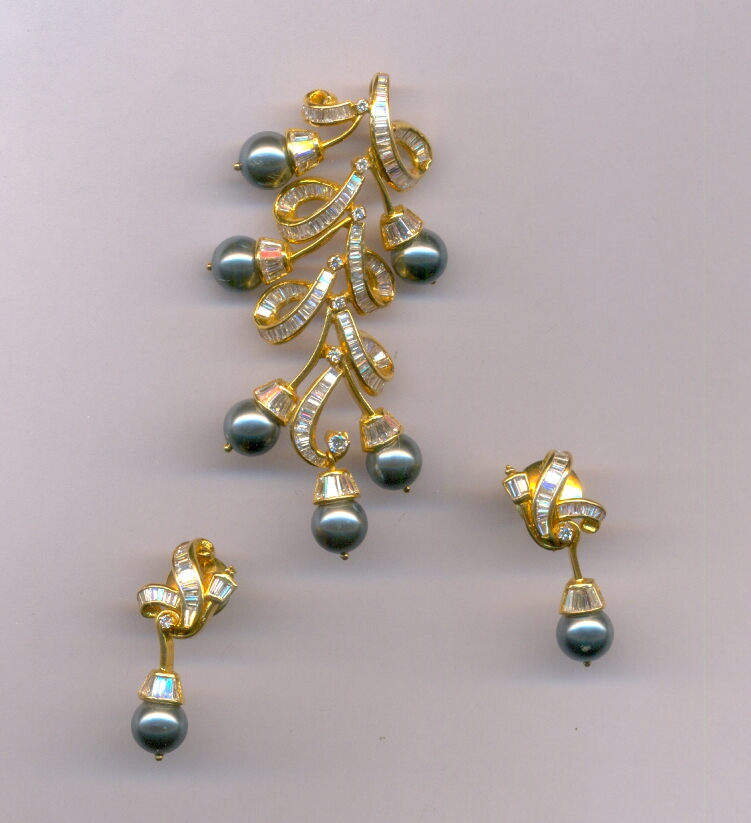 DIAMOND SET PENDENT