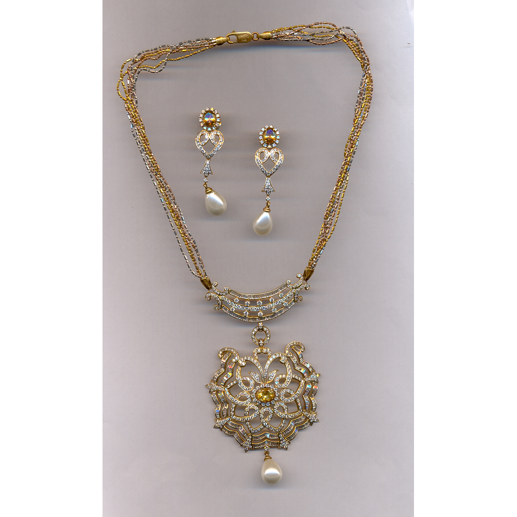 DIAMOND SET PENDENT