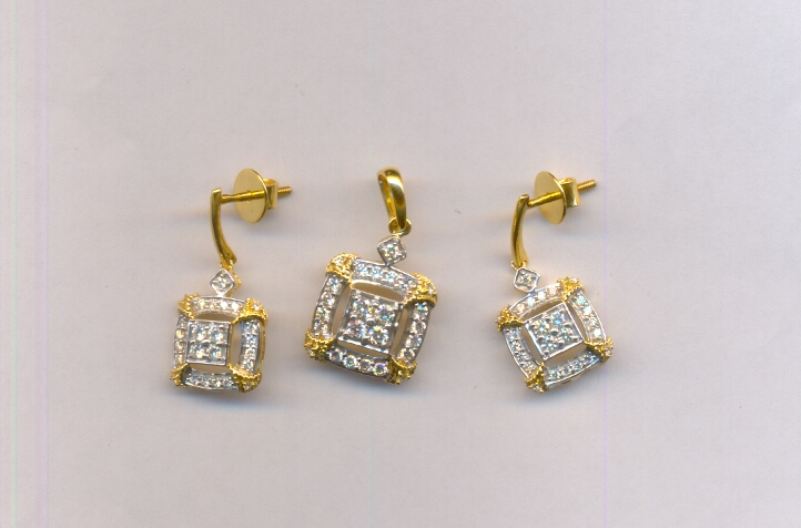 DIAMOND SET PENDENT