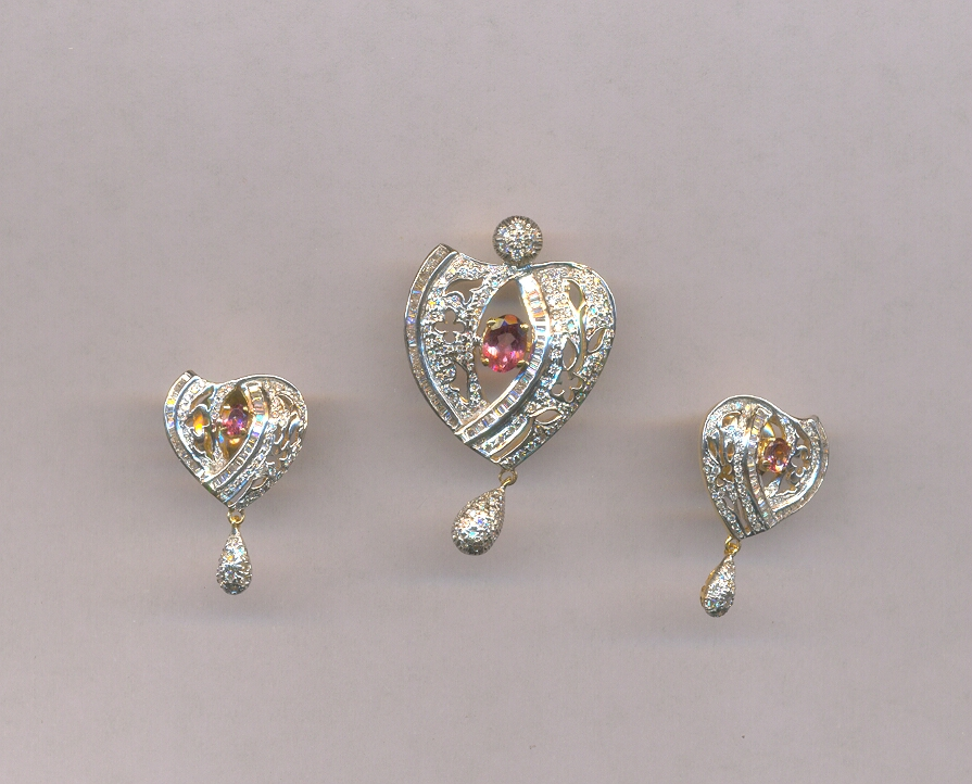 DIAMOND SET PENDENT