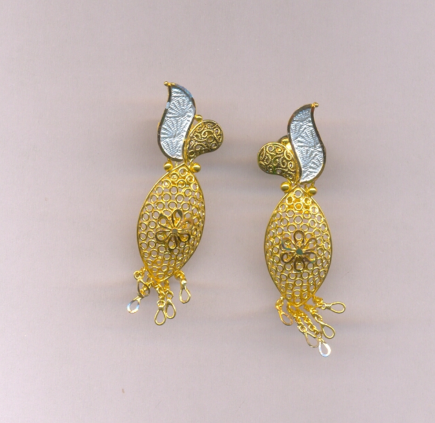 GOLD EARHANGINGS
