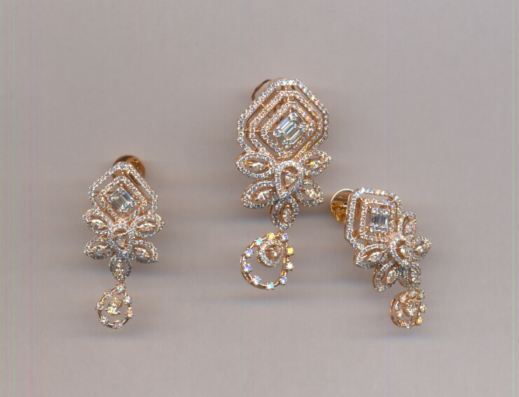 DIAMOND HALF SET PENDENT