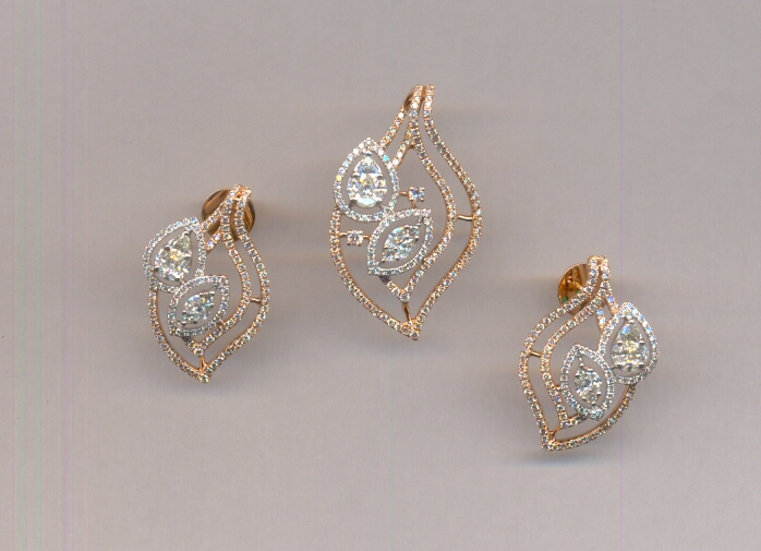 DIAMOND HALF SET PENDENT