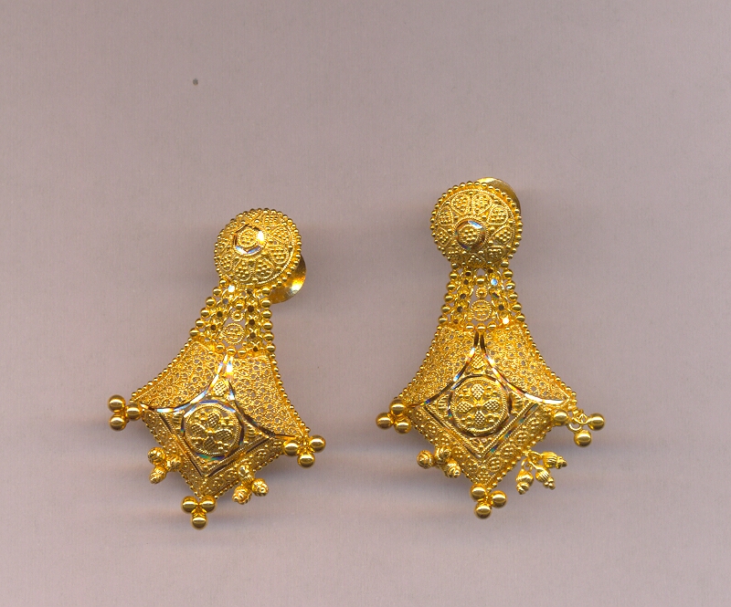GOLD EARHANGINGS
