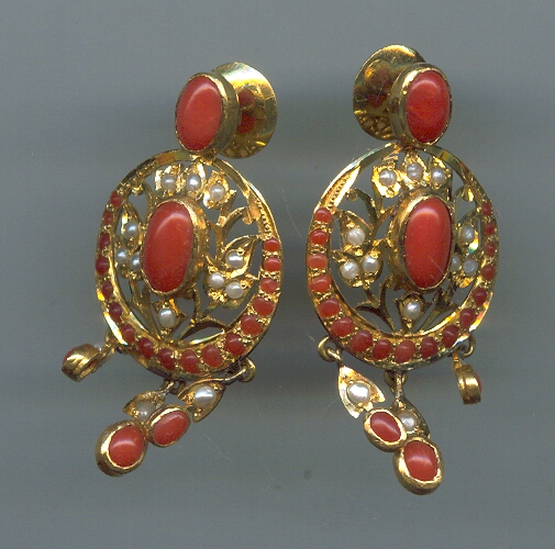 GOLD EARHANGINGS